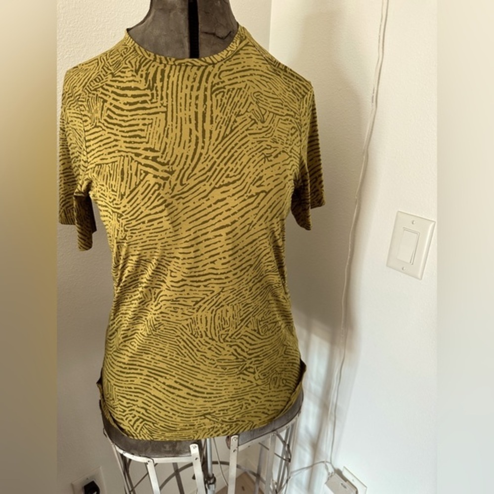 Lululemon short sleeve shirt in a size small. Like new